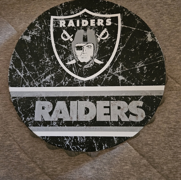 NFL RAIDERS BOTTLE TOP WALL ART - Picture 3 of 6